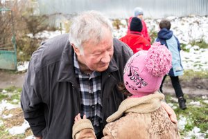 Teil 3: «Sicher ist nur, dass ich nächstes Jahr noch fahren werde» Peter Murri bei einer der vielen Begegnungen in der Ukraine. Für viele Menschen ist der pensionierte Meisterbauer aus dem Emmental so etwas wie der Weihnachtsmann.