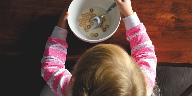 Kleinkind isst Frühstücksflocken mit Milch: Handelt es sich dabei um Rohmilch von einem Bauernhof, muss diese immer abgekocht werden. (Symbolbild Pixabay)