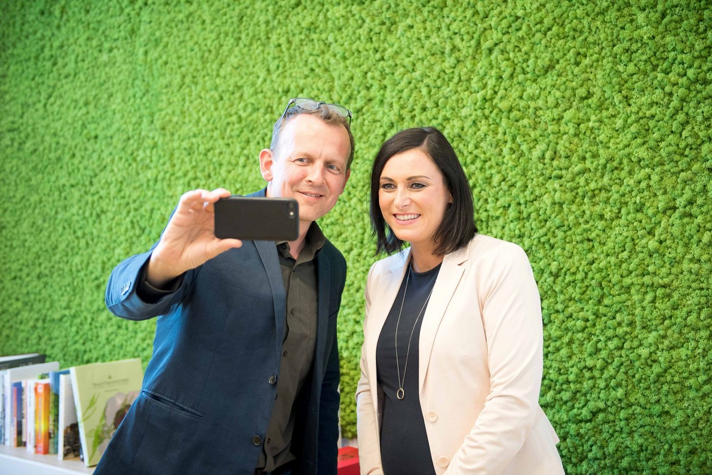 Selfie vor dem vermeintlichen Rasenteppich, der eigentlich lebendiges Moos ist: Österreichs Agrarministerin Köstinger mit BauernZeitung-Chefredaktor Adrian Krebs. (Bild BMNT / Paul Gruber)