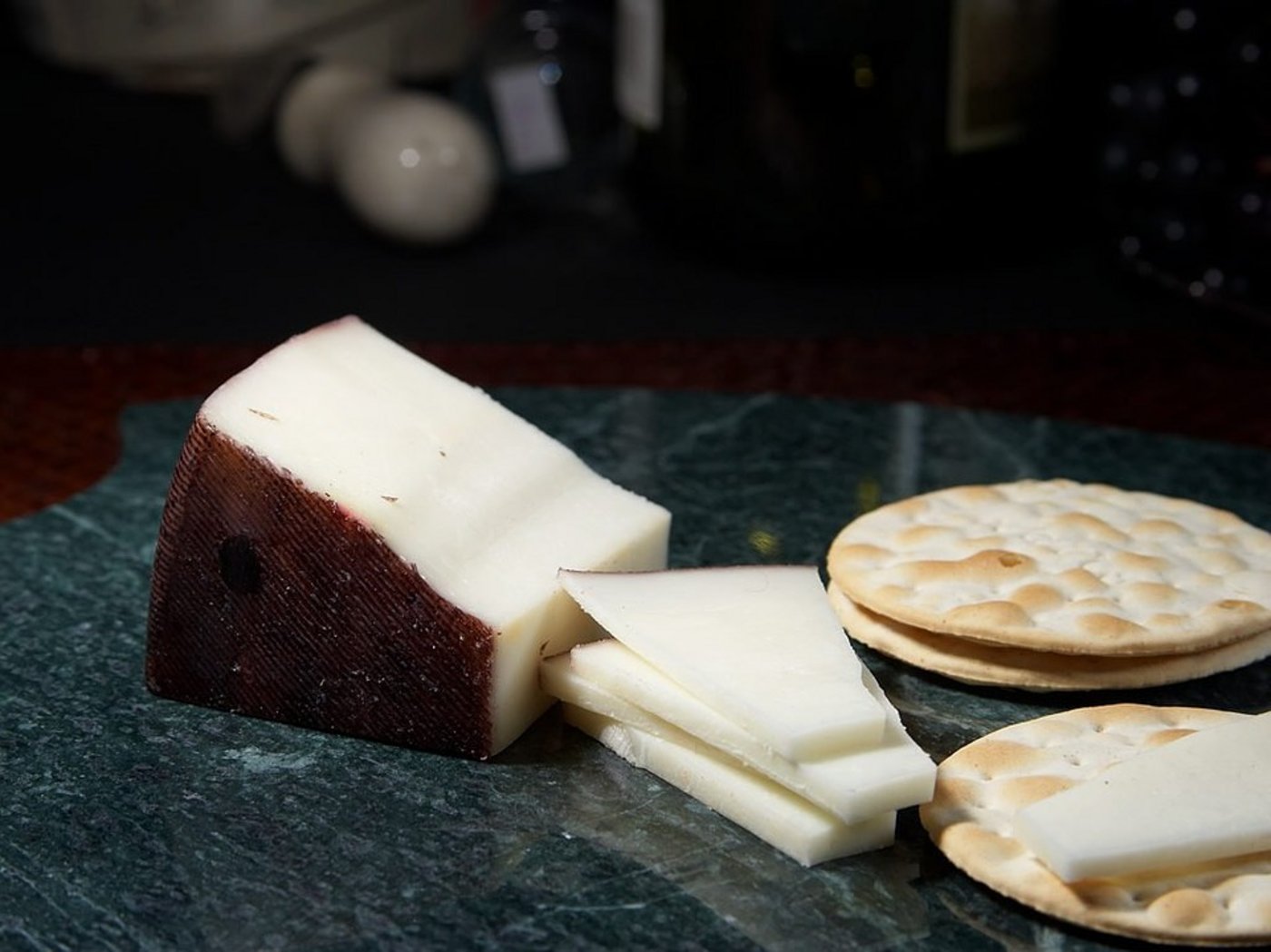 Ziegenkäse sowie andere Erzeugnisse aus Ziegenmilch werden hierzulande immer beliebter. (Bild Pixabay)