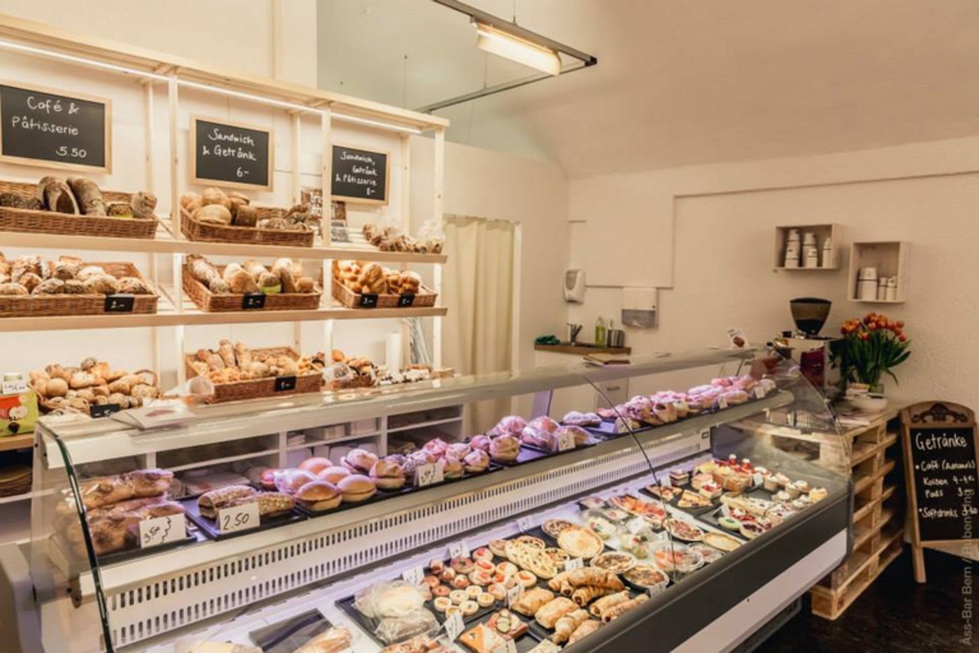Die Äss-Bar verkauft Backwaren und Patisserie vom Vortag zu günstigen Preisen. (Bild zVg)