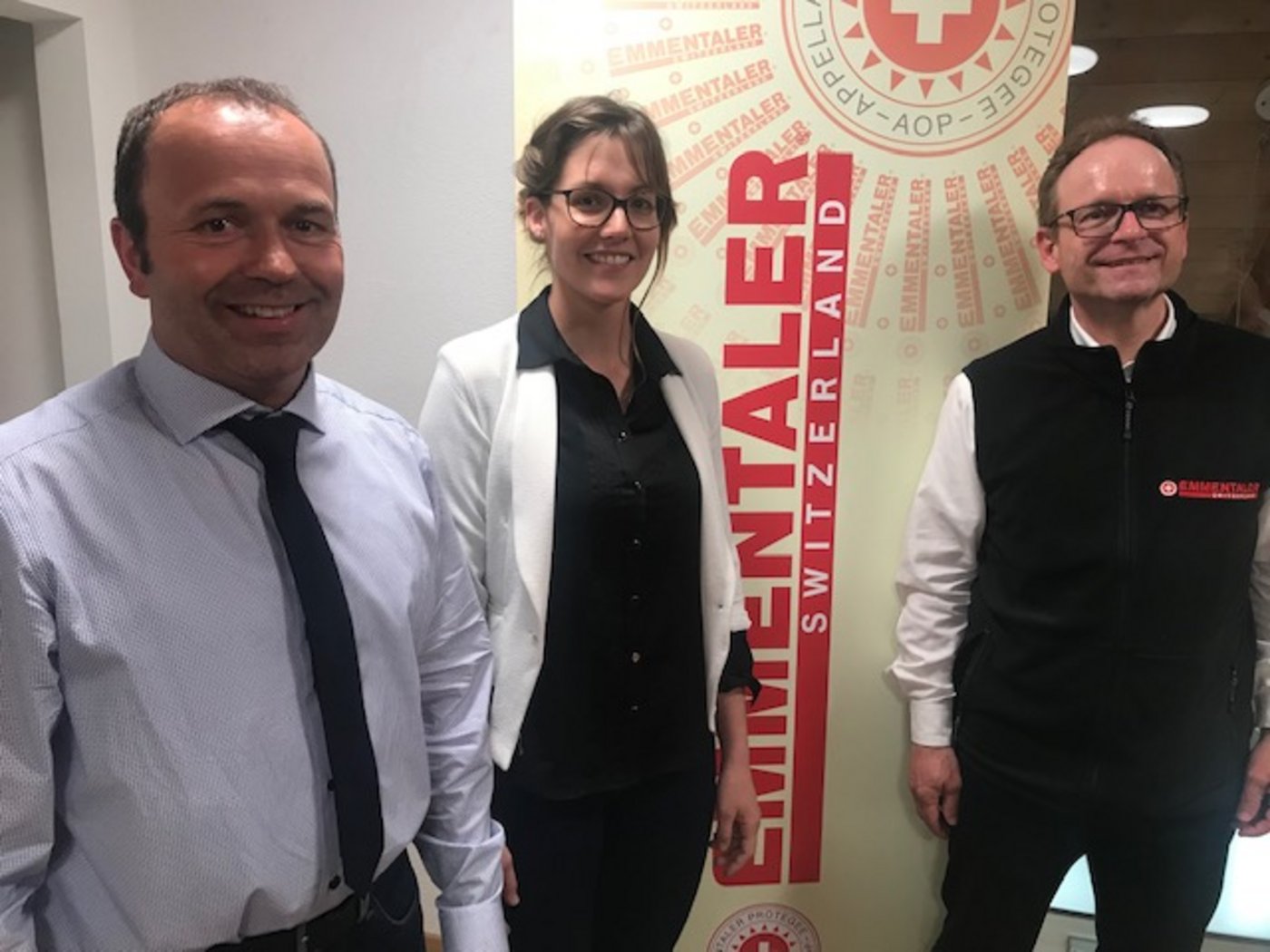 Fritz Wyss, Präsident der Sortenorganisation Emmentaler Milchproduzenten, Geschäftsführerin Beatrice Rufer und Daniel Meyer, Präsident von Emmentaler Switzerland (v.l.). (Bild akr)