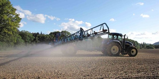 Pflanzenschutz: Ein Thema, das derzeit viele Gemüter bewegt und teilweise erhitzt. (Bild Jérémie Suchet/landwirtschaft.ch)