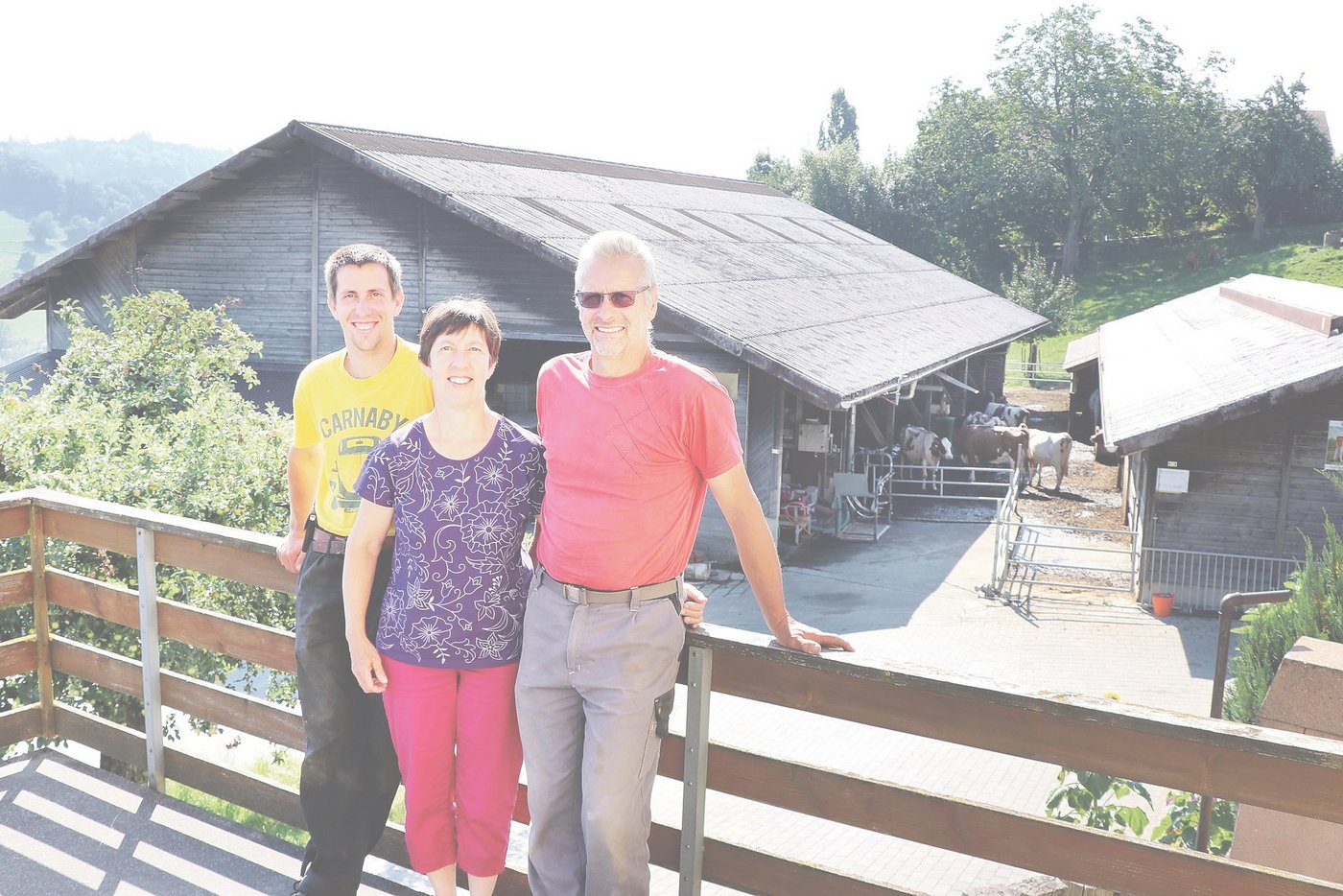 Simon, Elisabeth und Markus Goldenberger sind in Schmiedrued auf der Bodenrüti zuhause. Die Aussicht haben sie gratis, ebenso die Schattenlage, aber die ist in einem trockenen Jahr wie heuer auch wieder von Vorteil. (Bilder Ruth Aerni)