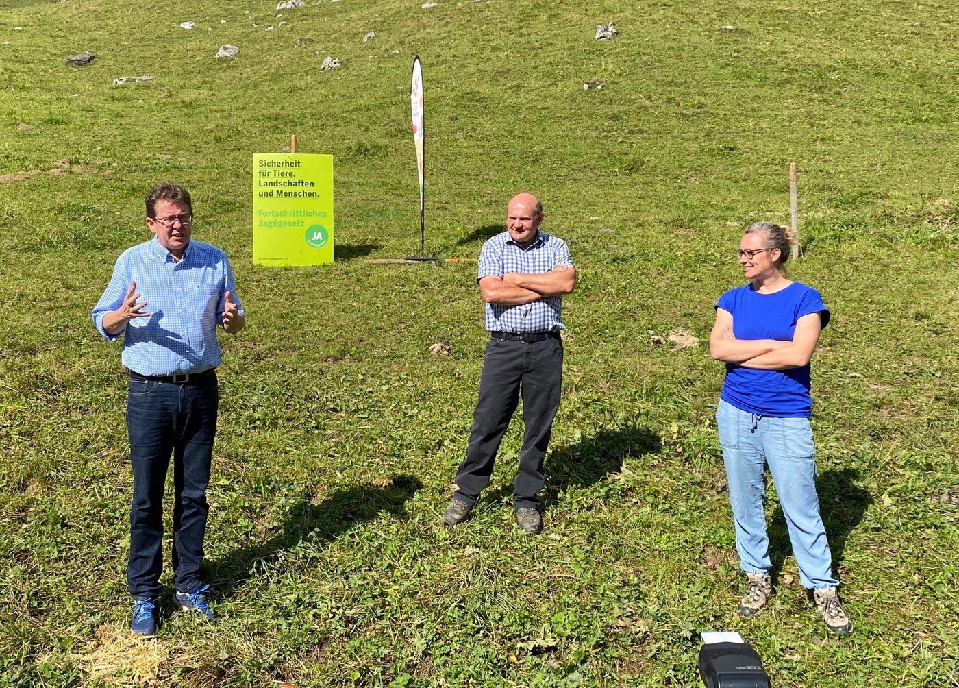 V.l.: Albert Rösti, Ernst Wandfluh und Aline Trede beim Podium. (Bild BeBV)