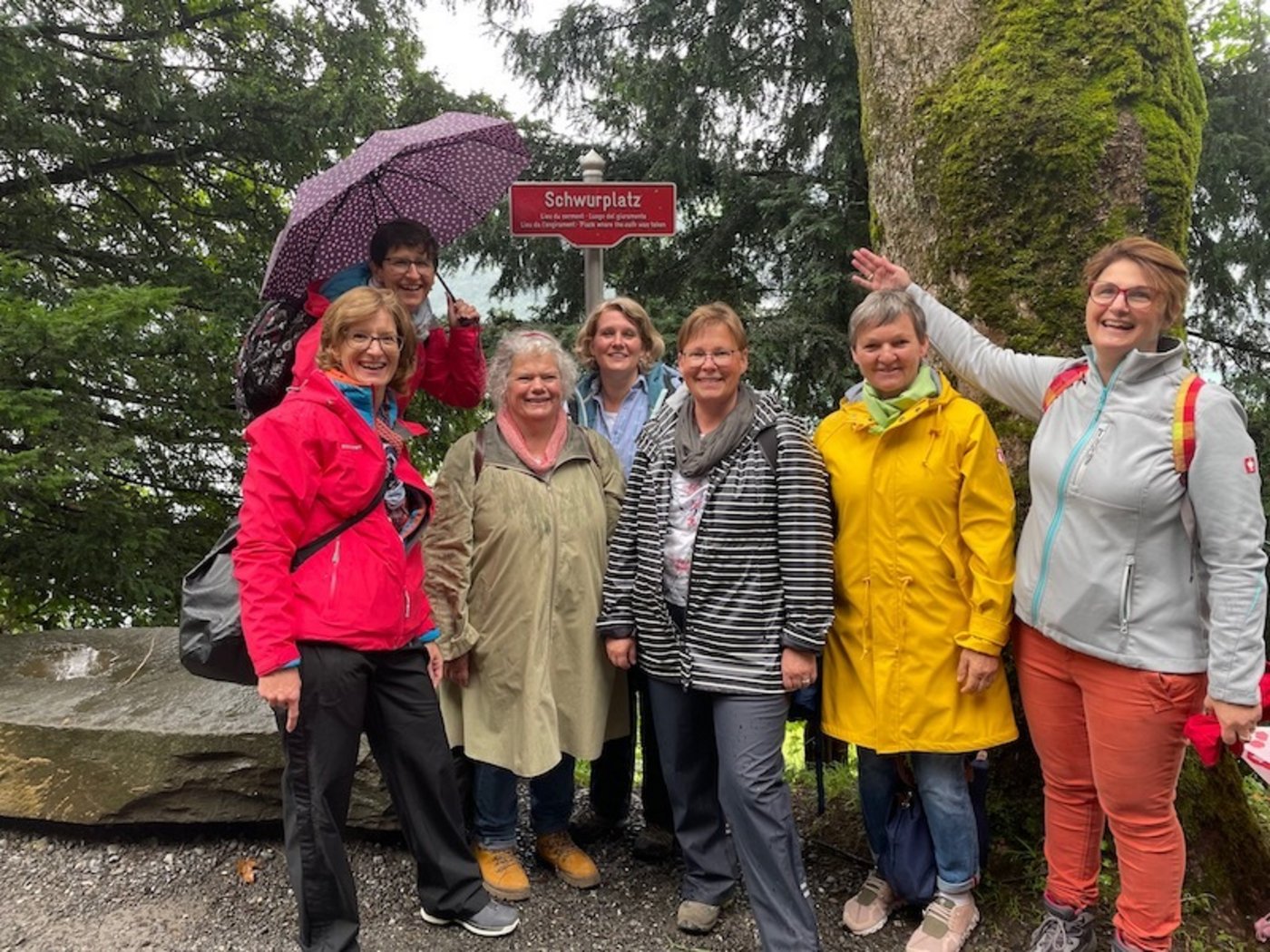 Die SBLV-Delegation auf dem Schwurplatz: Gut ausgerüstet mit Regenkleidern und Wanderschuhe, trotzten die Frauen dem Wetter. 