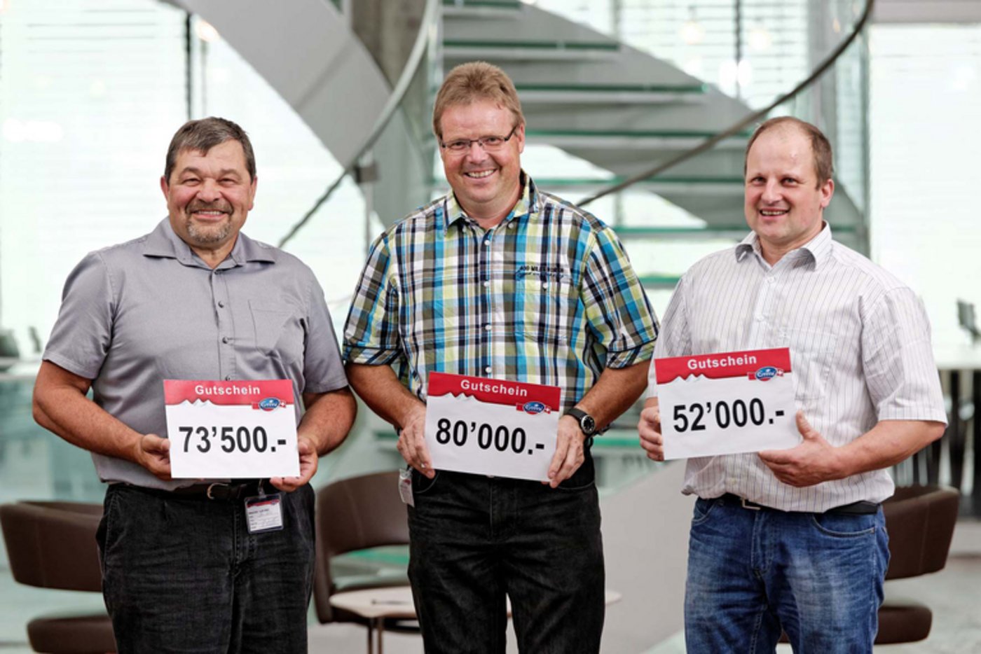 Haben gut lachen: die drei Präsidenten der Direktlieferanten verschenkten 2015 an ihre Mitglieder einen Gutschein. Grund war das zehnjährige Bestehen der Firmen. Nun soll aus den drei PMO eine werden. Am Dienstag hat Emmi entsprechende Absichten kommuniziert. (Bild lid) 