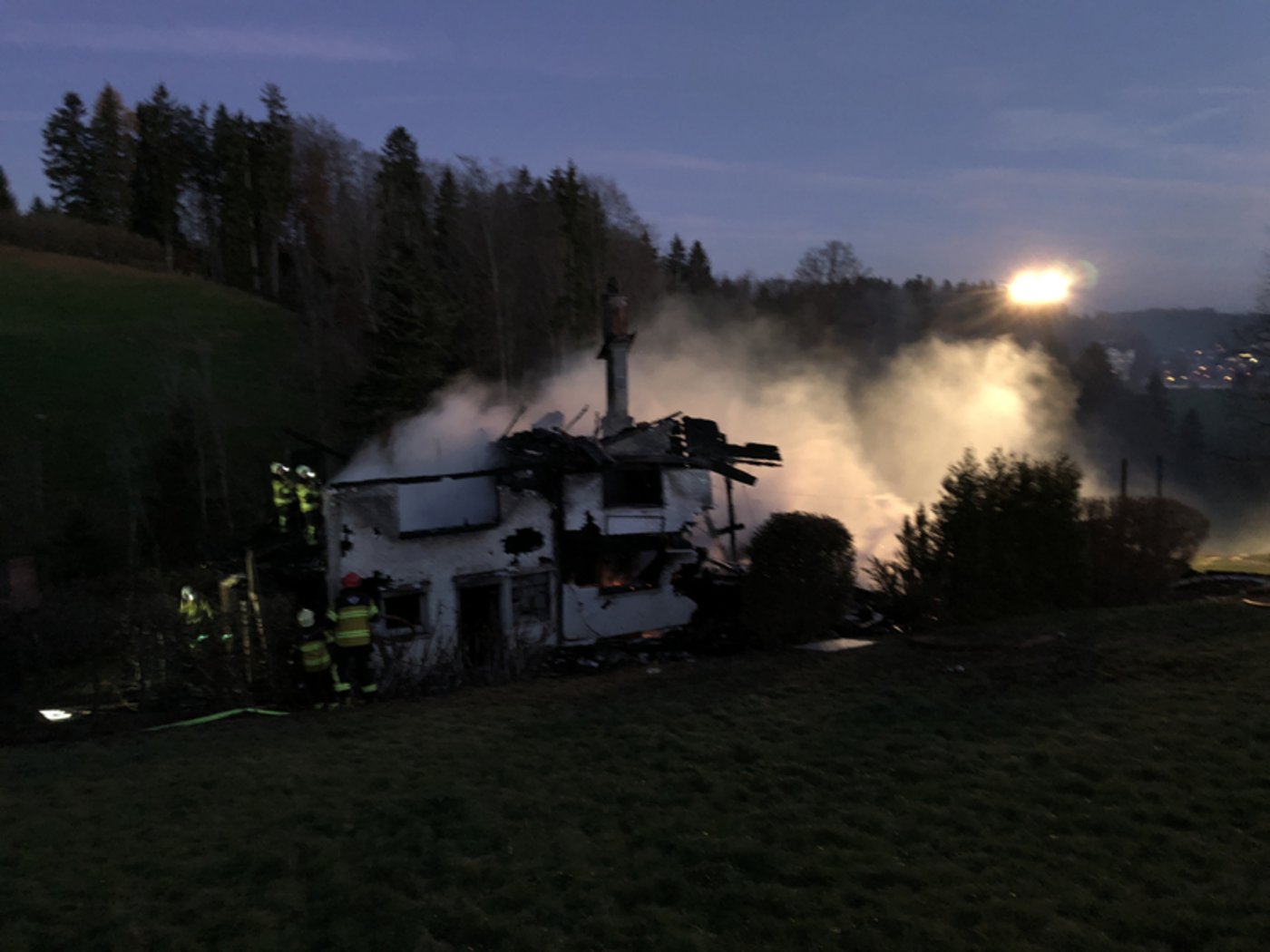 Die Löscharbeiten waren für die Feuerwehr nicht einfach, weil die Löschfahrzeuge nicht zum Haus fahren konnten. 