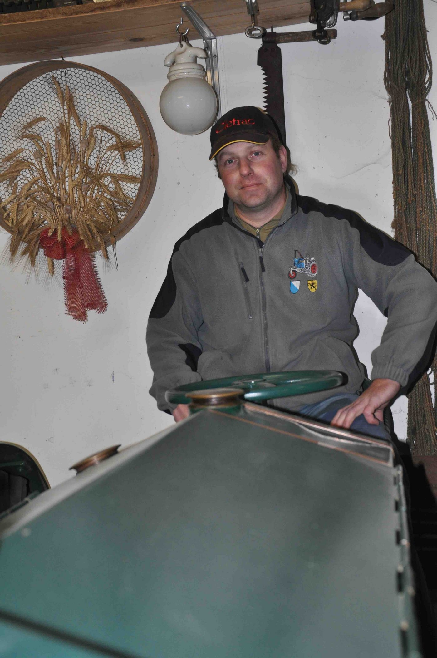 Stefan Stähli mit einem seiner ältesten Prunkstücke, dem Cletrac W, Baujahr 1926. (Bild nb)