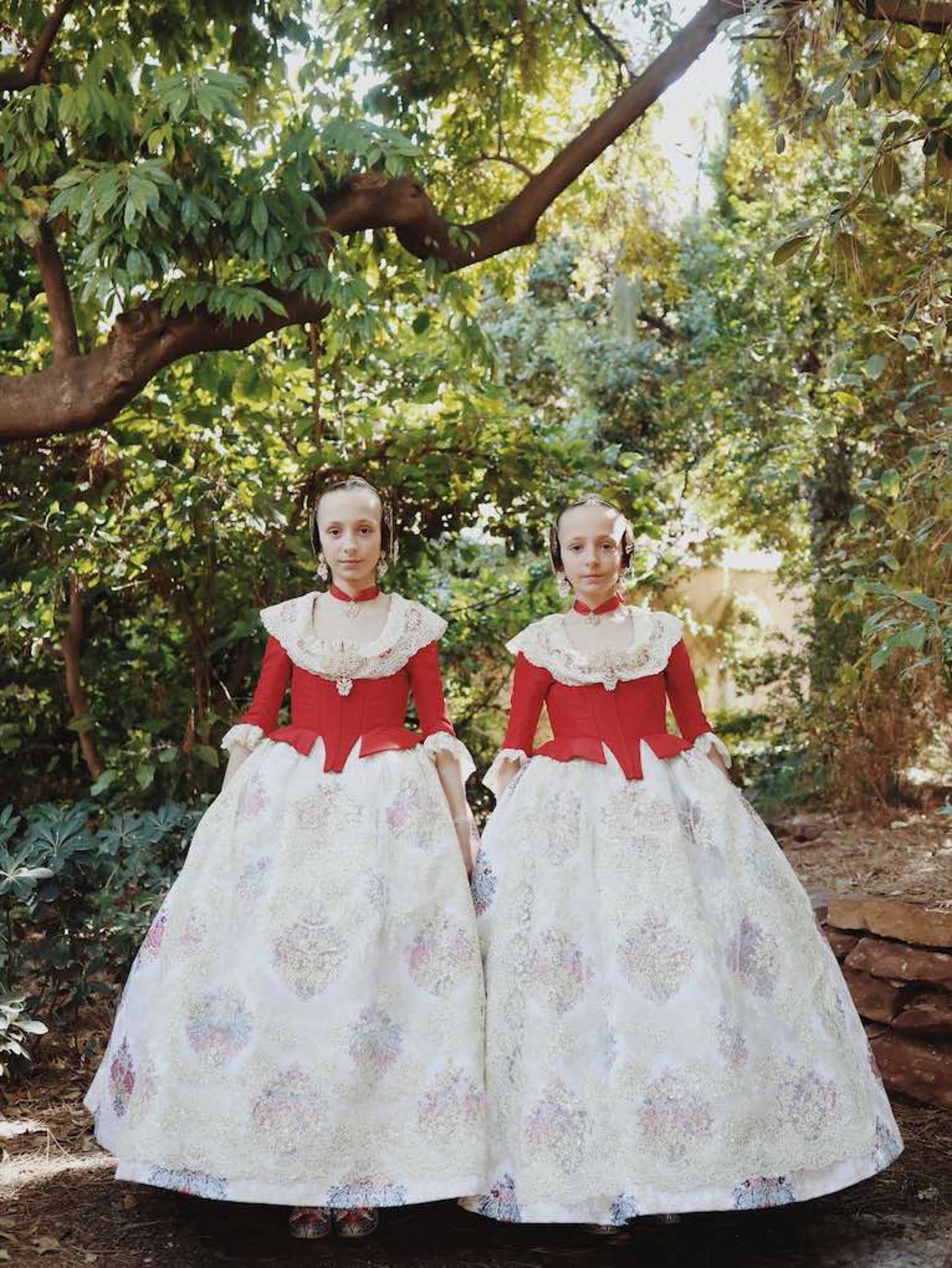 Die Zwillinge Claudia und Victoria haben sich für das Fallas-Fest in Valencia vorbereitet. 3. Feb. 2018.   © World Press Photo (Bild Luisa Dörr)