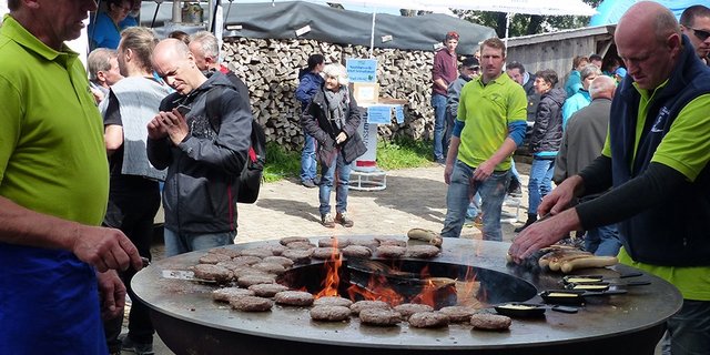 Ein leckerer Burger kann niemand verwehren: Diese wurden auf einem Betrieb im Kanton Zürich serviert. (Bilder Zürcher & St. Galler Bauernverband)