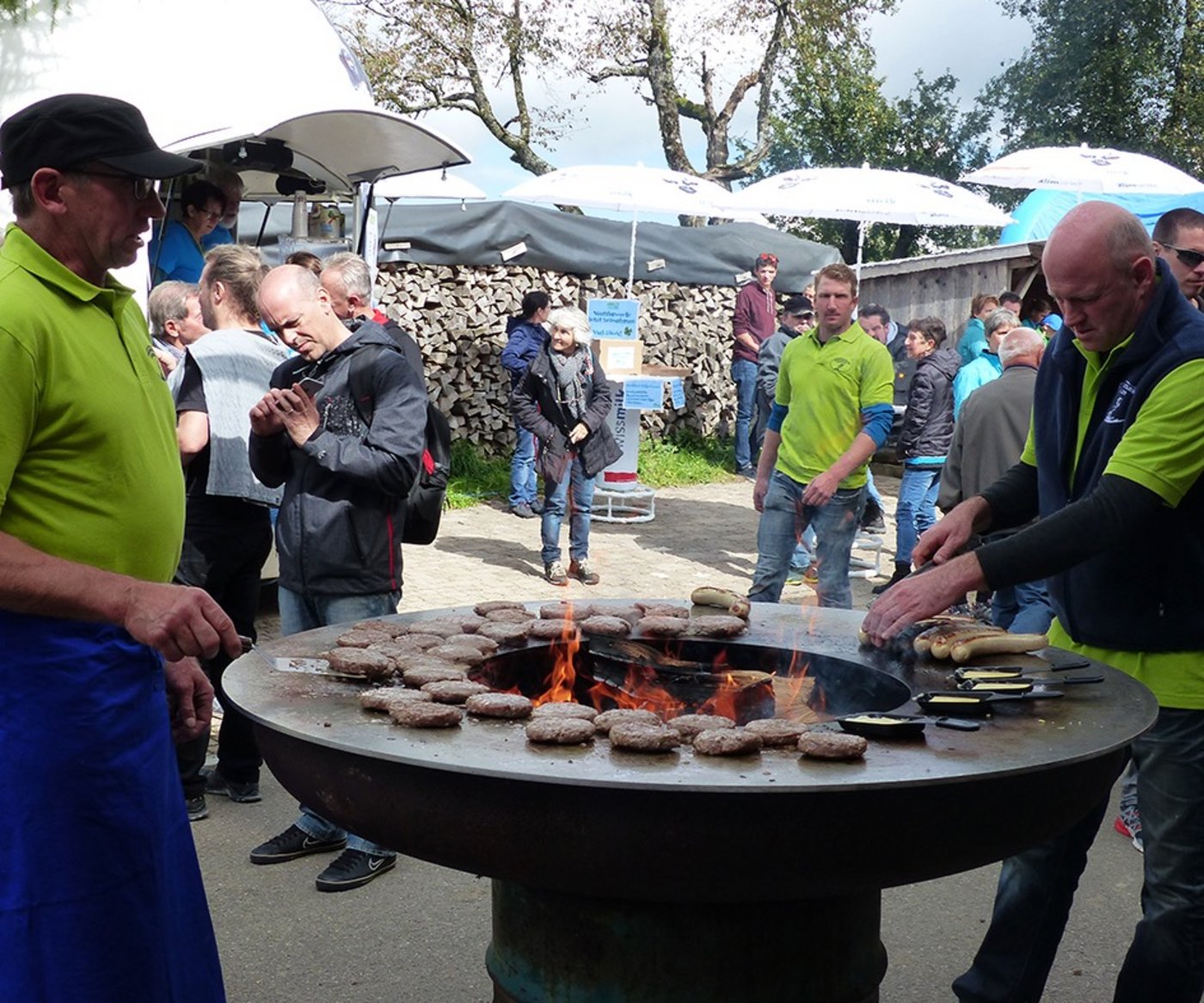 Ein leckerer Burger kann niemand verwehren: Diese wurden auf einem Betrieb im Kanton Zürich serviert. (Bilder Zürcher & St. Galler Bauernverband)