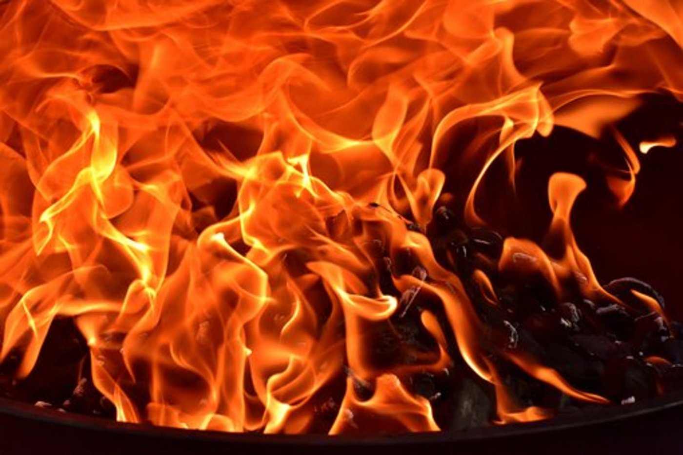 Das Feuer zerstörte den an die Autobahn A3 angrenzenden Landwirtschaftsbetrieb komplett. Brandursache und Höhe des Sachschadens sind momentan noch unbekannt. (Symbolbild Pixabay)