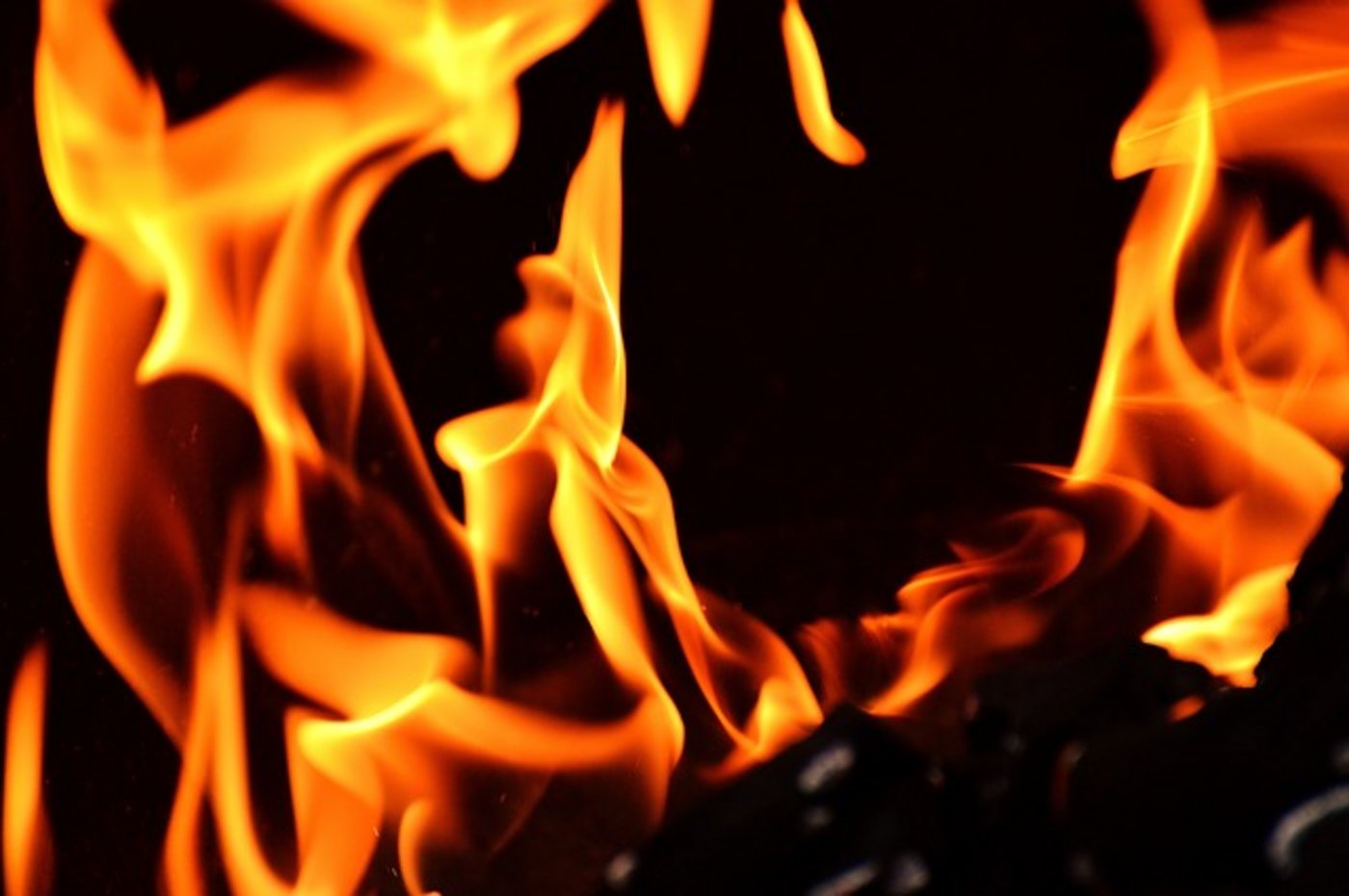 Die Feuerwehr konnte verhindern, dass es auf den angrenzenden Wohn- und Ökonomieteil des Gebäudes übergreift. (Symbolbild Pixabay)