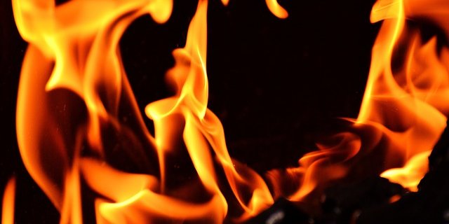 Die Feuerwehr konnte verhindern, dass es auf den angrenzenden Wohn- und Ökonomieteil des Gebäudes übergreift. (Symbolbild Pixabay)