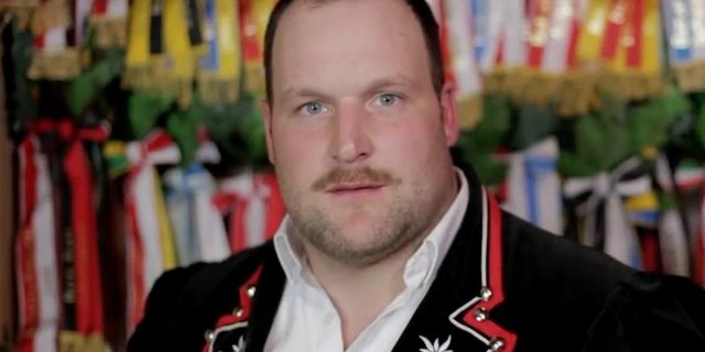 Da waren es erst 92. Thomas Sempach vor seiner Kranzsammlung, die nun auf 100 Kränze angewachsen ist. (Videostill: Flavian Cajacob)