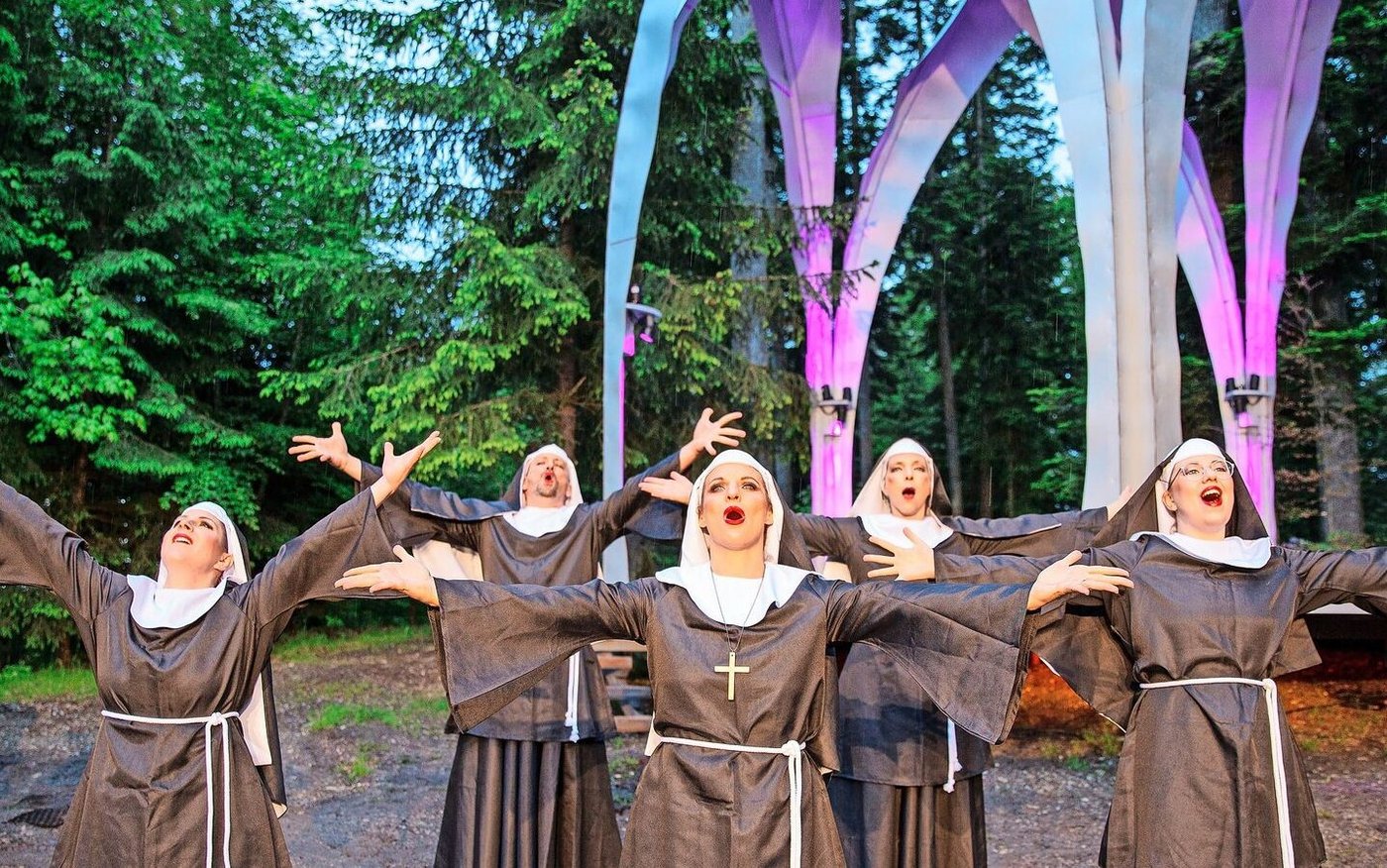 Die Nonnen rund um die Mutter Oberin Schwester Maria Regina (Mitte), wollen eine zweite Wohltätigkeitsshow auf die Beine stellen. Doch so ganz ohne Chaos geht dieses Vorhaben nicht vonstatten.      