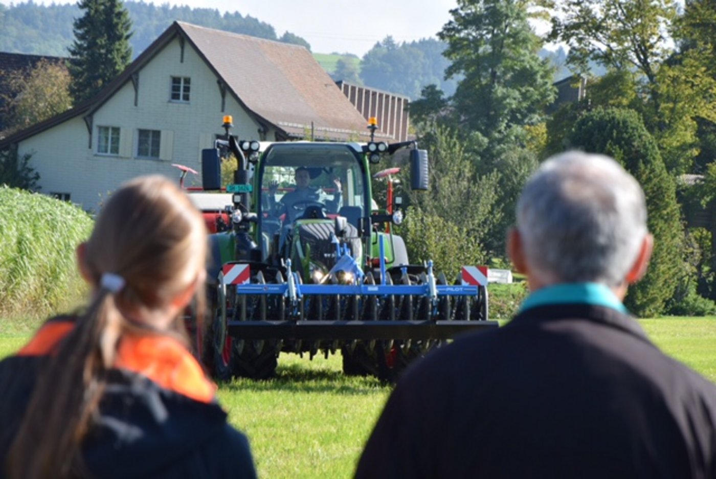 Demonstration einer neuen Maschine: Der Fahrer hat fast nichts zu tun. Er muss nur überwachen, wie der Traktor selbstständig wendet (Bild: ke)