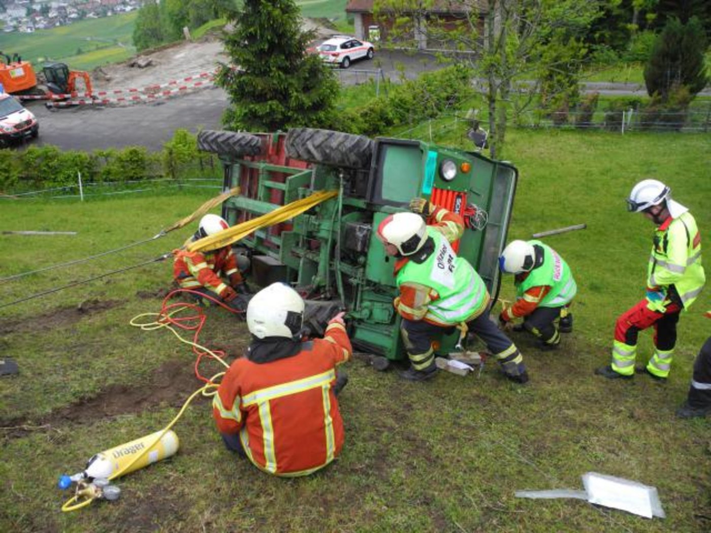 Die Feuerwehr beim Bergen des Unfallfahrzeugs. (Bild Kapo SZ)