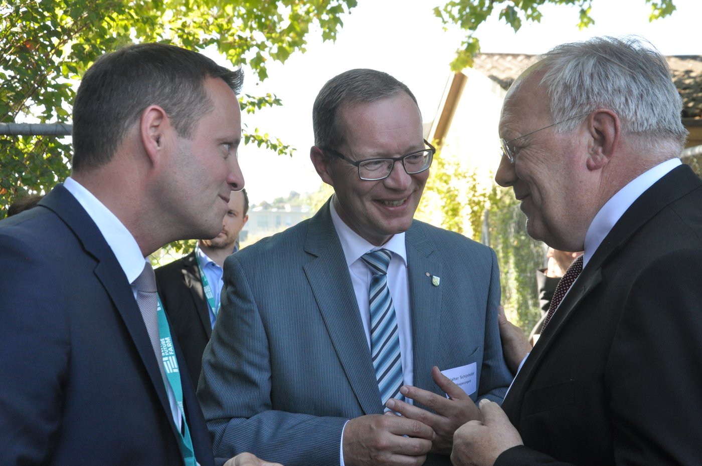 Ueli Bleiker (Chef Landwirtschaftsamt Kanton TG) und Walter Schönholzer (Thurgauer Regierungsrat, der sich für den Agroscope-Standort Tänikon einsetzt) bearbeiten Johann Schneider Ammann. (Bild nb)