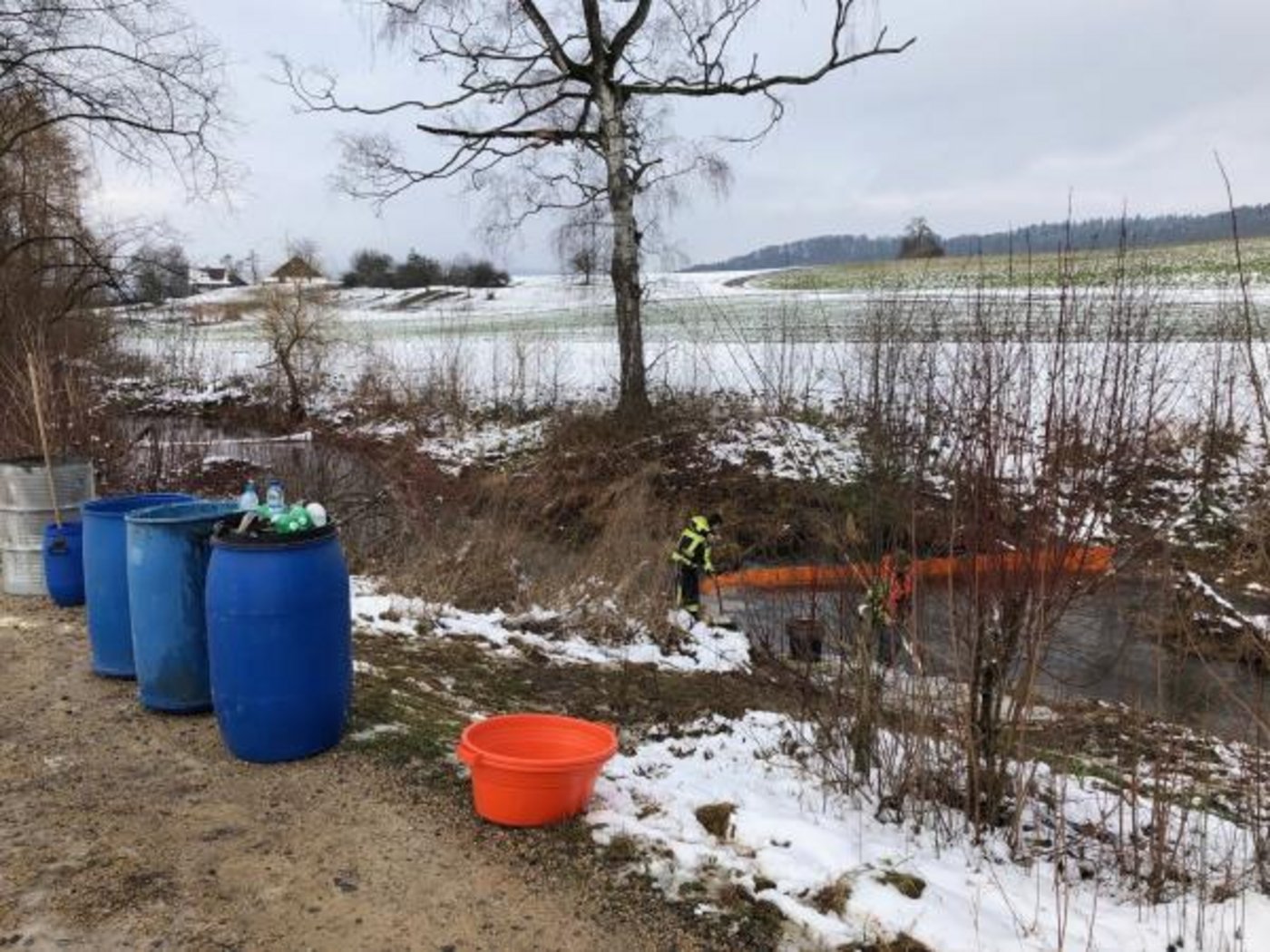 Mehrere Feuerwehren errichteten bachabwärts Ölsperren.