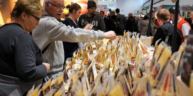 10 Tonnen Schweizer Käse gehen jeweils in den zehn Messetagen in Berlin im Schweizer Pavillon über die Theke. (Bild Markus Rediger) 