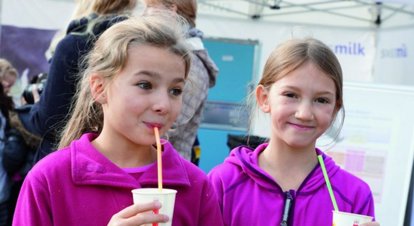 Swissmilk unterstützt die Teilnehmer für den Milchstand mit Infrastruktur. (Bild Swissmilk)