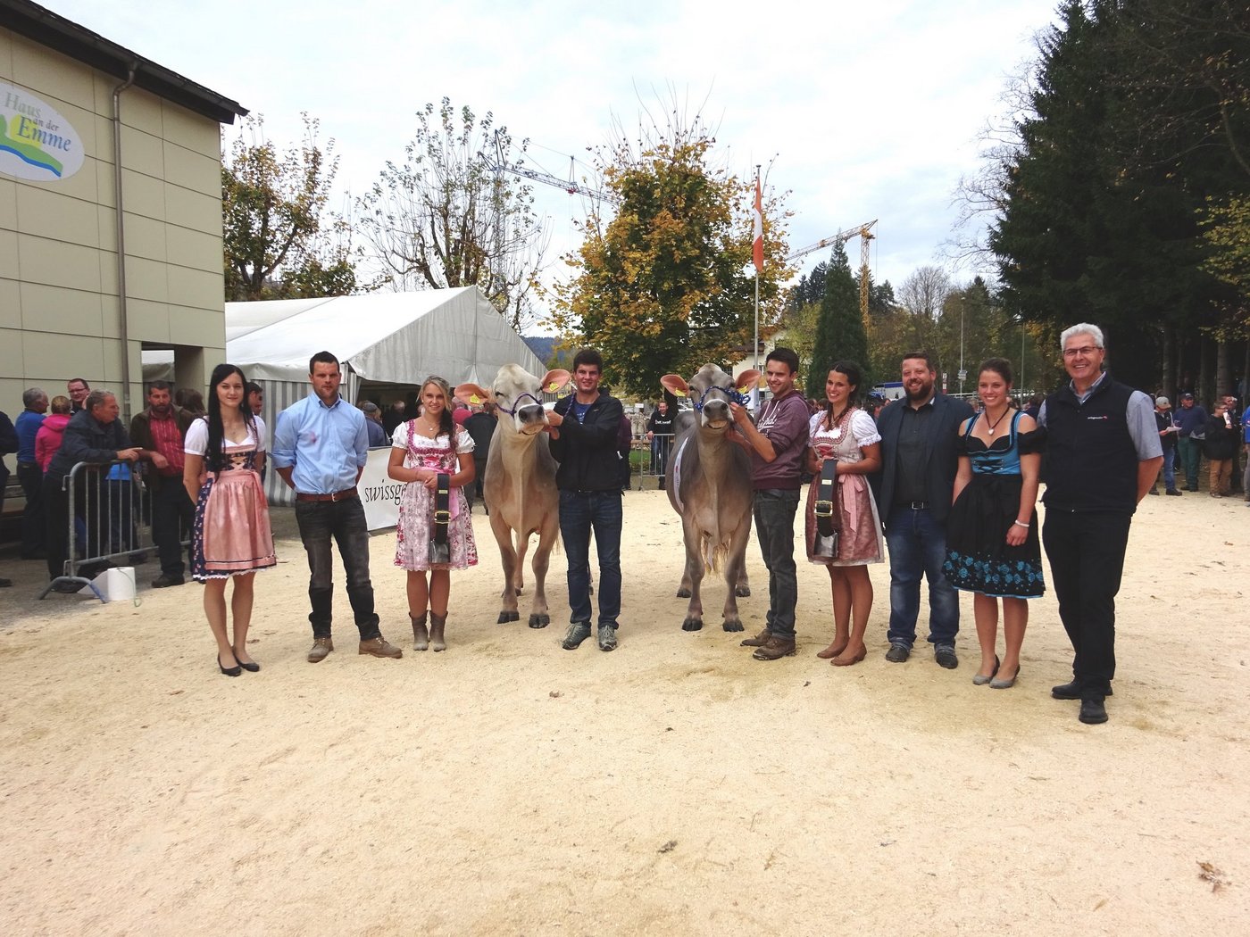 Schlussbild der Eliteschau Entlebuch mit der Champion-Kuh Jongleur Silvana von Goldhill Genetics (rechst), Richtern, Braunviehkönigin-Kanditatinnen und Sponsoren. (Bild Armin Emmenegger)