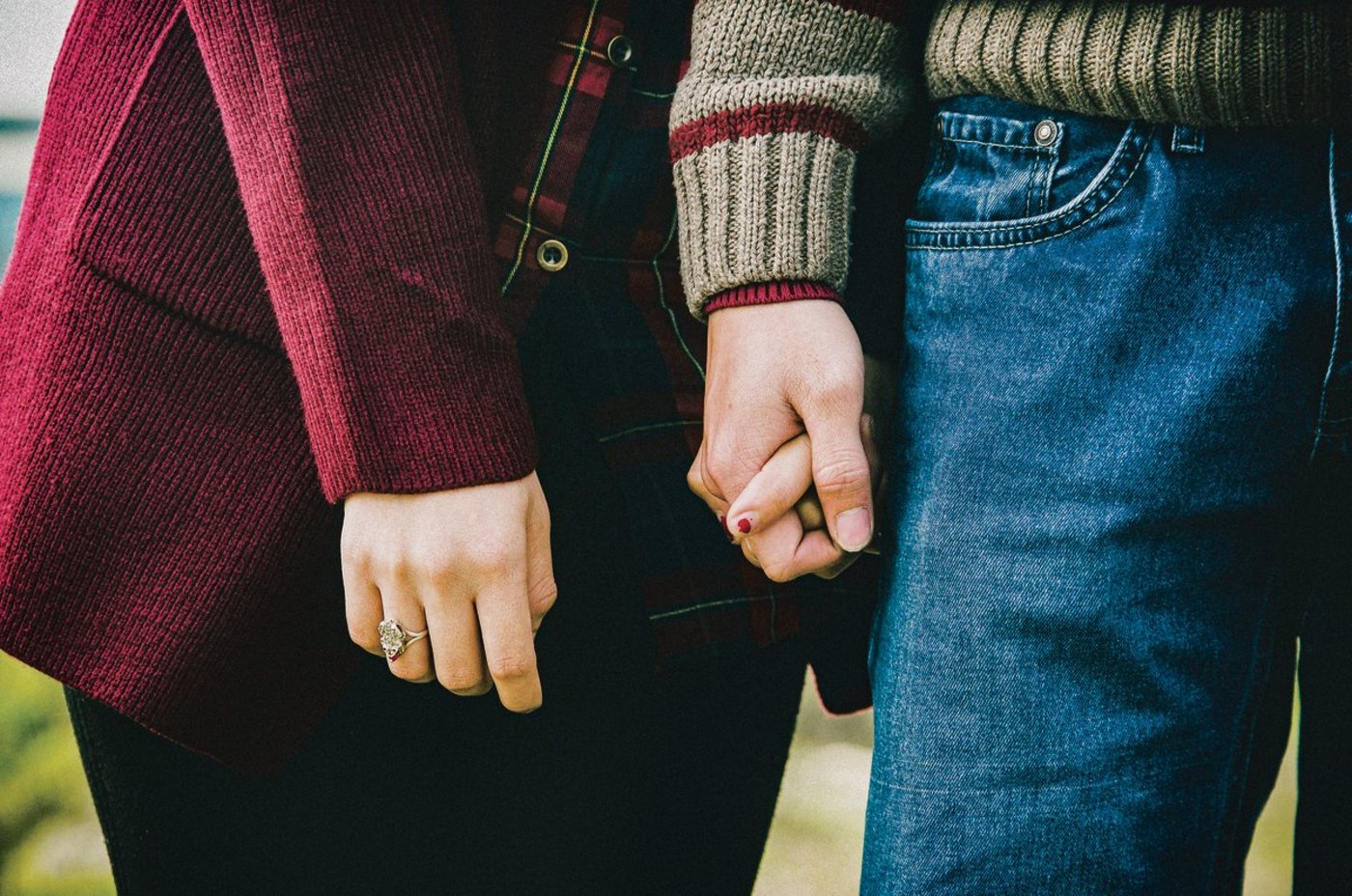 Hand in Hand durchs Leben, auch unverheiratet: Das ist heute gang und gäbe. Aller Romantik zum Trotz helfen ein Konkubinatsvertrag und andere Dokumente, wenn die rosigen Zeiten einmal vorbei sein sollten. (Bild Pixabay)