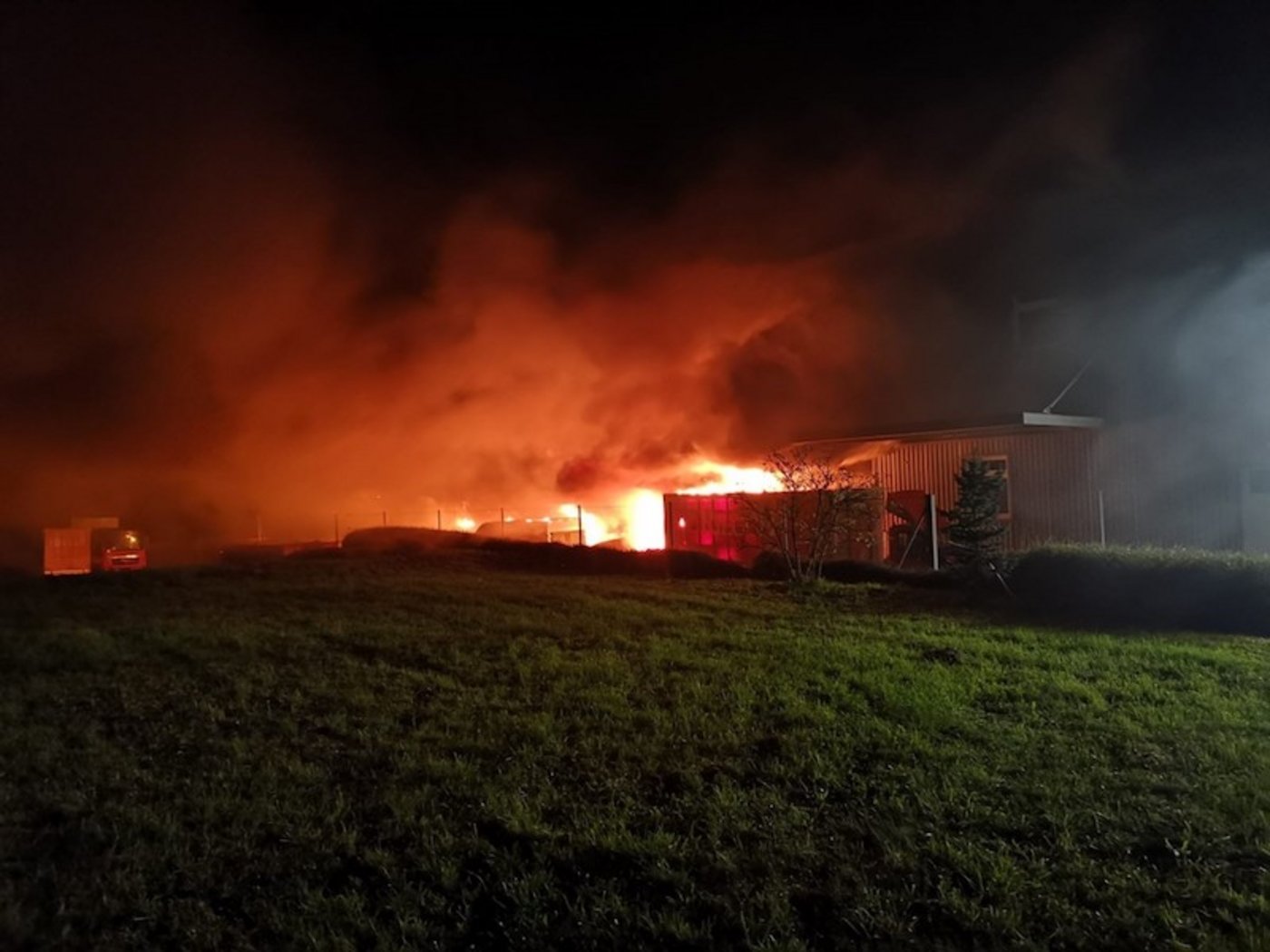 Die Feuerwehr rückte mit einem Grossaufgebot aus. Sie konnte den Brand unter Kontrolle bringen und löschen.  (Bild Kantonspolizei Aargau)