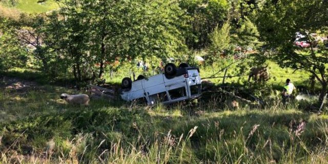Der Beifahfrer wurde aus dem Auto geschleudert. (Bild Kantonspolizei Wallis)