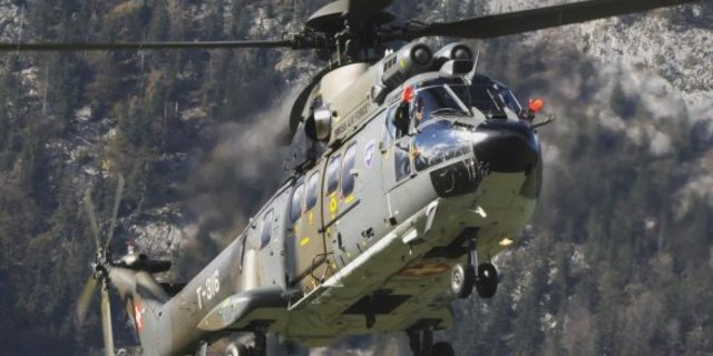 Mit einem Super-Puma-Helikopter der Schweizer Luftwaffe wurde die Flugrettung von Pferden trainiert. (Symbolbild Schweizer Armee)