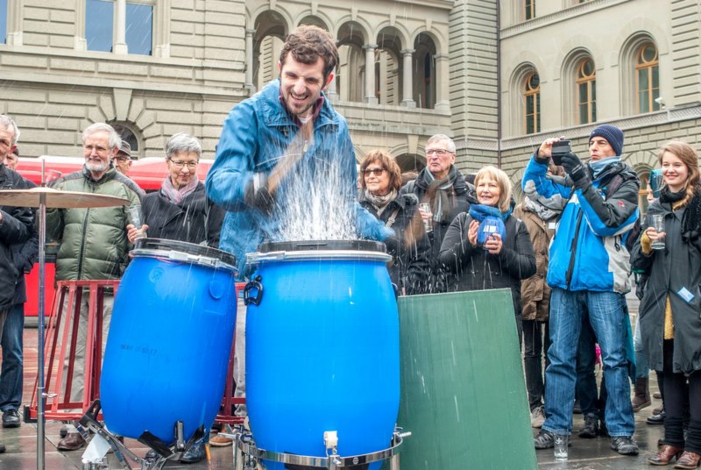 Bei der Einreichung der Trinkwasserinitiative in Bern feierten deren Befürworter. (Bild Hansjürg Jäger)