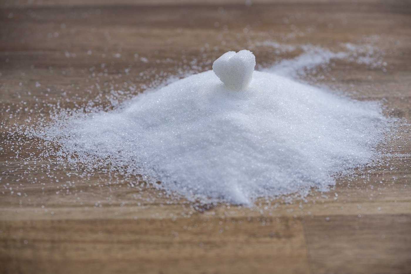 Haushalts- oder Kristallzucker besteht praktisch ausschliesslich aus Saccharose. In Alternativen wie Fruchtdicksäften hingegen hat es neben Fruktose (Fruchtzucker) auch weitere Inhaltsstoffe oder andere Zuckerarten, die ihr Aroma prägen. (Bild Bru-nO/Pixabay) 