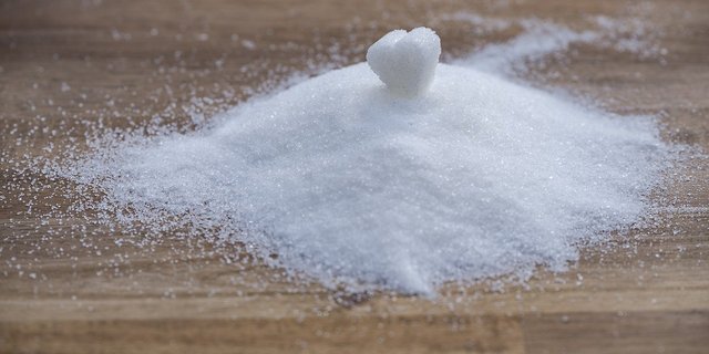 Haushalts- oder Kristallzucker besteht praktisch ausschliesslich aus Saccharose. In Alternativen wie Fruchtdicksäften hingegen hat es neben Fruktose (Fruchtzucker) auch weitere Inhaltsstoffe oder andere Zuckerarten, die ihr Aroma prägen. (Bild Bru-nO/Pixabay) 