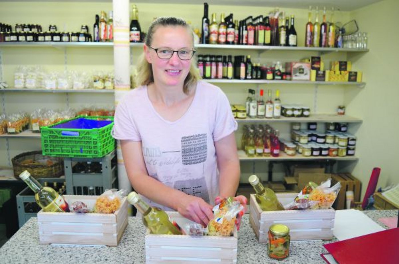 Valentina Keller liebt es, für den Thurgauer Geschenkharass und den eigenen Hofladen zu arbeiten. Als zusätzliches Angebot gibt es auch noch eine Kaffeebar auf dem Betrieb.  (Bild Isabelle Schwander)
