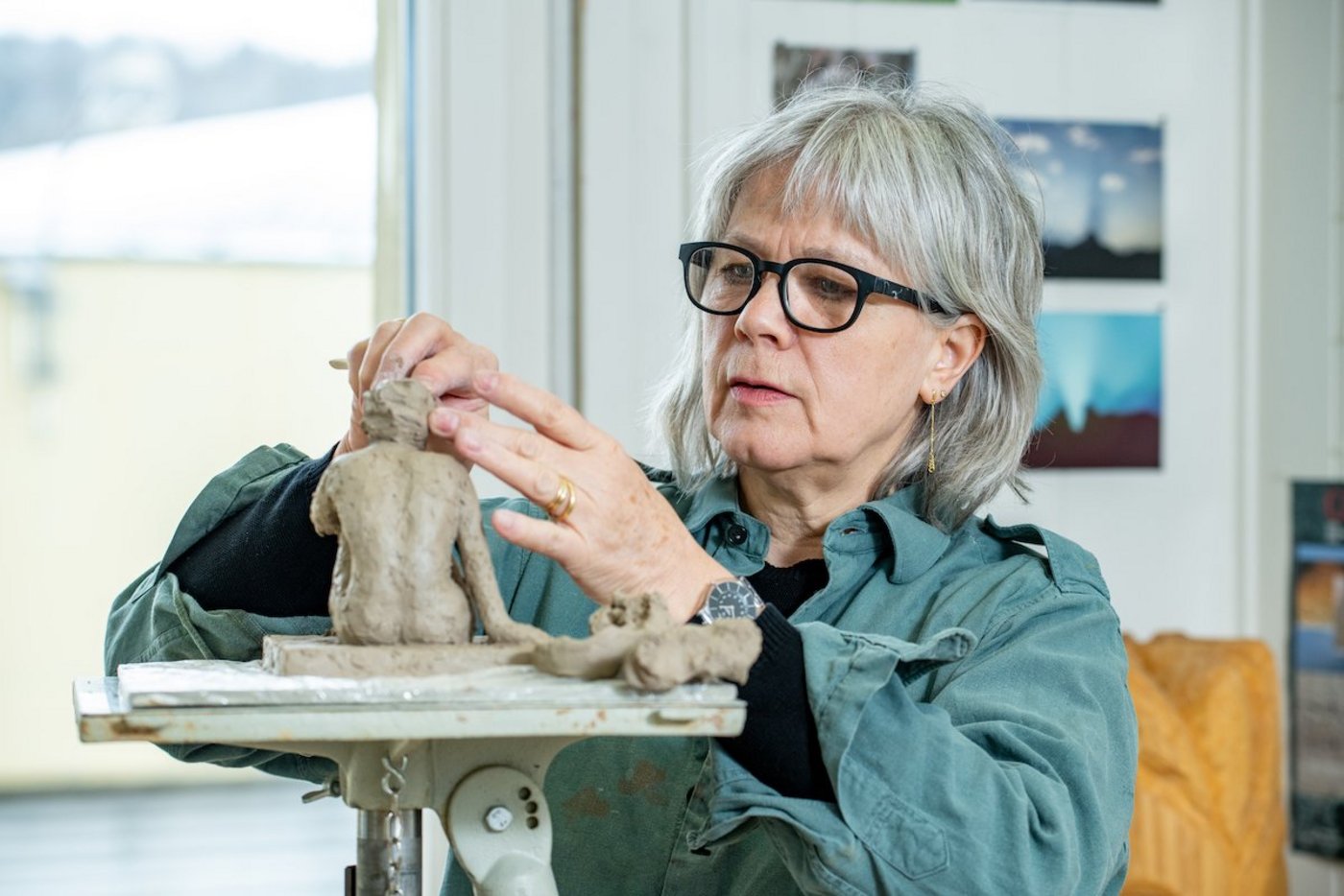 Künstlerin Brigitte Baserga schafft Figuran aus Ton, Bronze und Holz (Foto: Marion Nitsch)