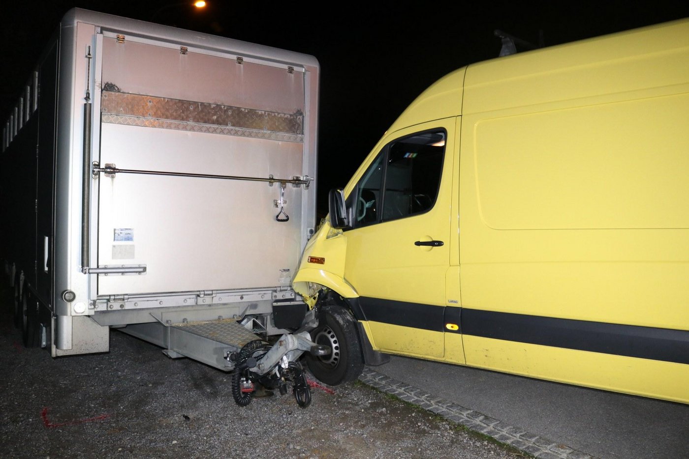 Die 23 Schweine, welche im Anhänger waren blieben unverletzt. (Bild Kantonspolizei Appenzell Innerrhoden)