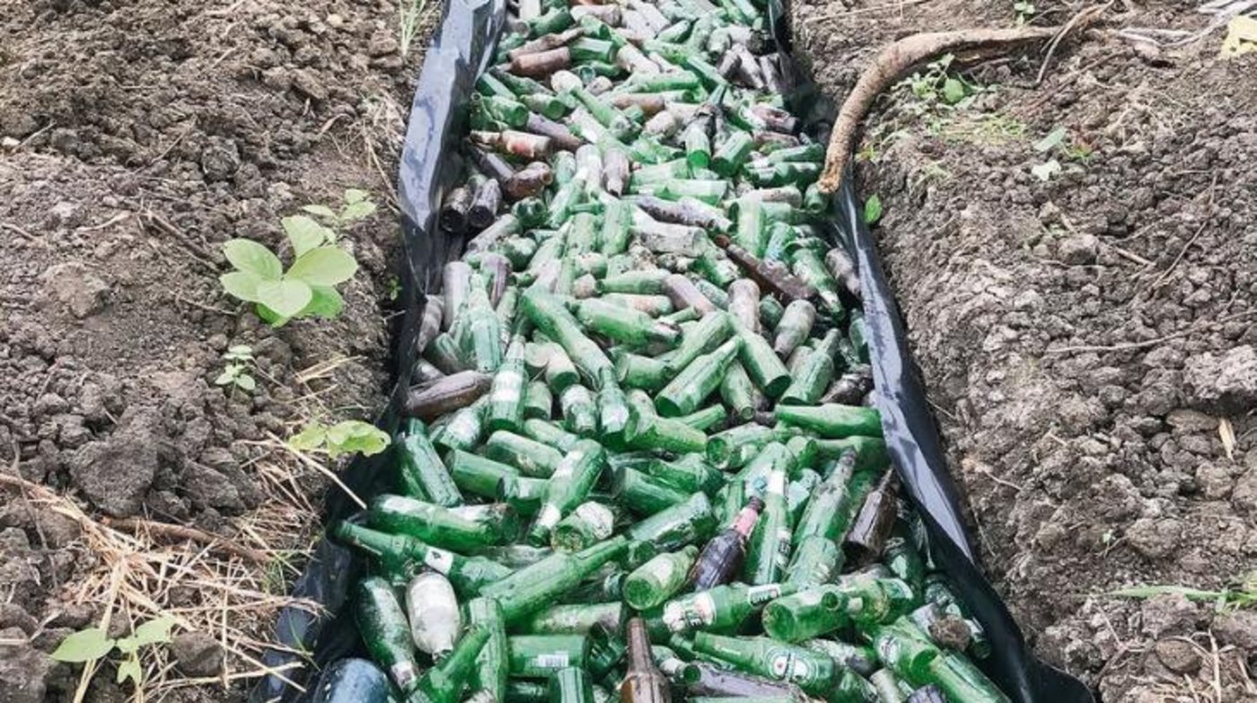 Ein sogenanntes «Wicking Bed» im Aufbau. Das System verhindert mit einfachen Mitteln das Versickern und trägt so dazu bei, dass das Wasser länger hinhält.  (Bild Helene Besson)