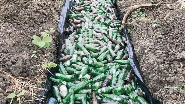 Ein sogenanntes «Wicking Bed» im Aufbau. Das System verhindert mit einfachen Mitteln das Versickern und trägt so dazu bei, dass das Wasser länger hinhält.  (Bild Helene Besson)