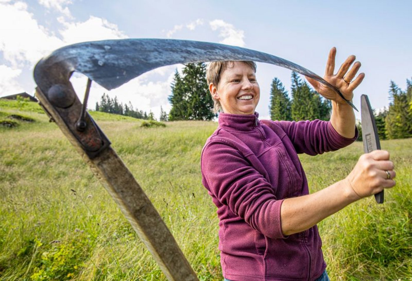 Bergbauern brauchen in der Hochsaison die Unterstützung von Freiwilligen. (Caritas Schweiz/Monika Flückiger)