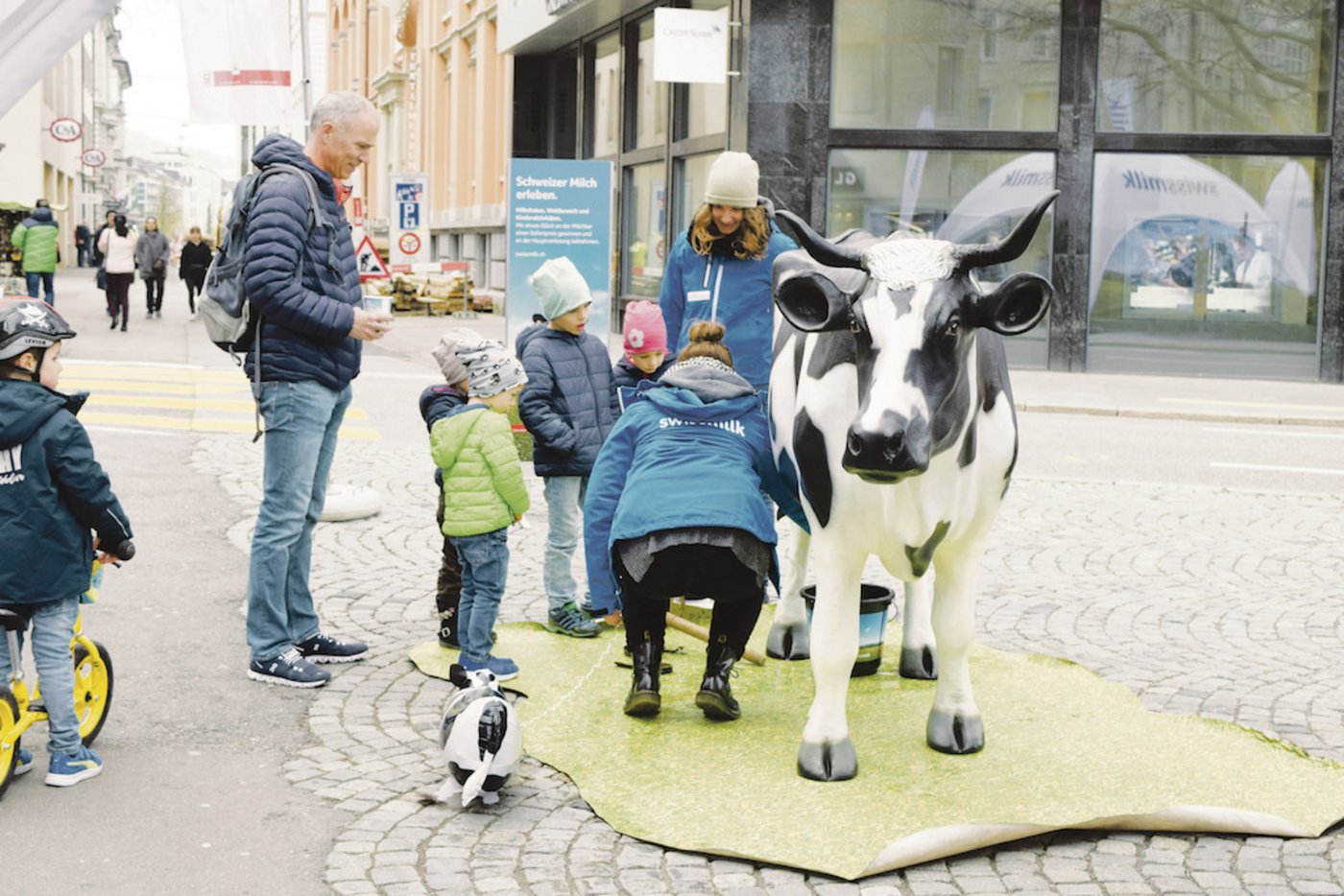 An 100 Standorten konnte man Milch «erleben». Hier ein Bild von der Aktion in St. Gallen. (Bild sgi)