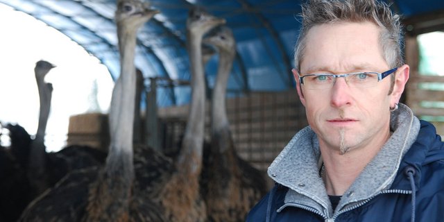 Cornel Eberle bei seinen Straussen. Eine komplette Verwertung ist ihm auch aus ethischen Gründen wichtig. So entstehen aus der Straussenhaut ...(Bilder lid/zVG)