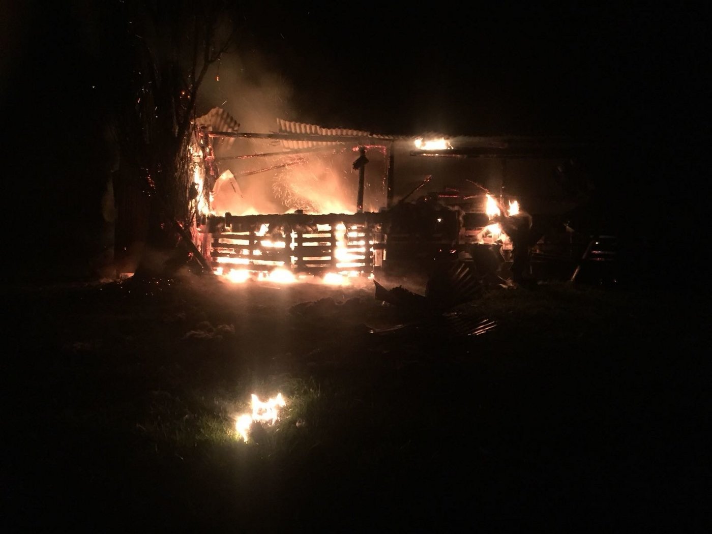Nach der Verpuffung geriet dieser Holzunterstand in Brand. (Bilder Kapo SG)
