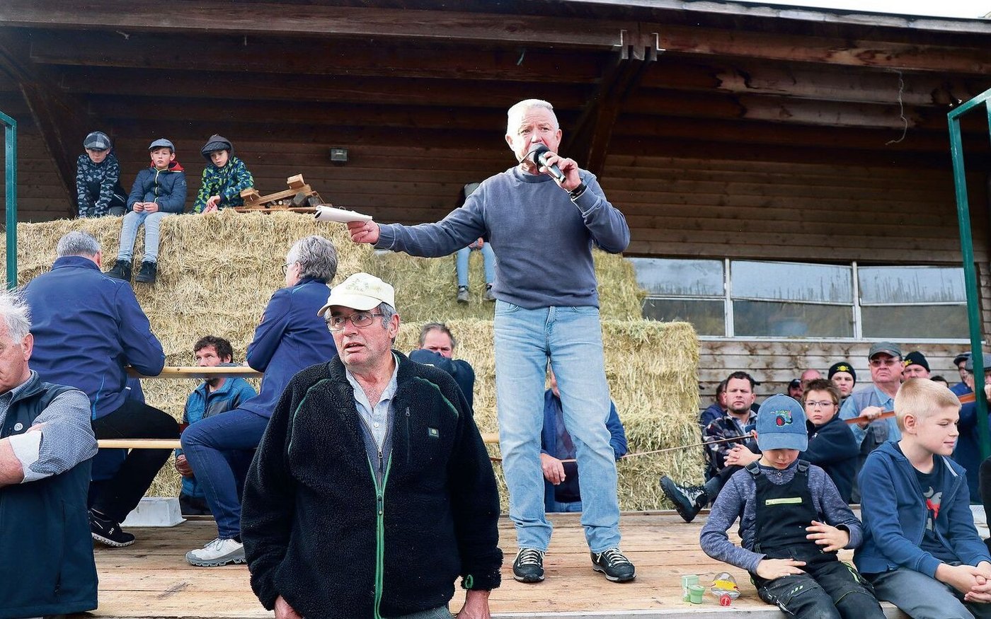 Andreas Hüberli (links) verfolgt die Gebote, die Gantrufer Bruno Furrer entgegennimmt.
