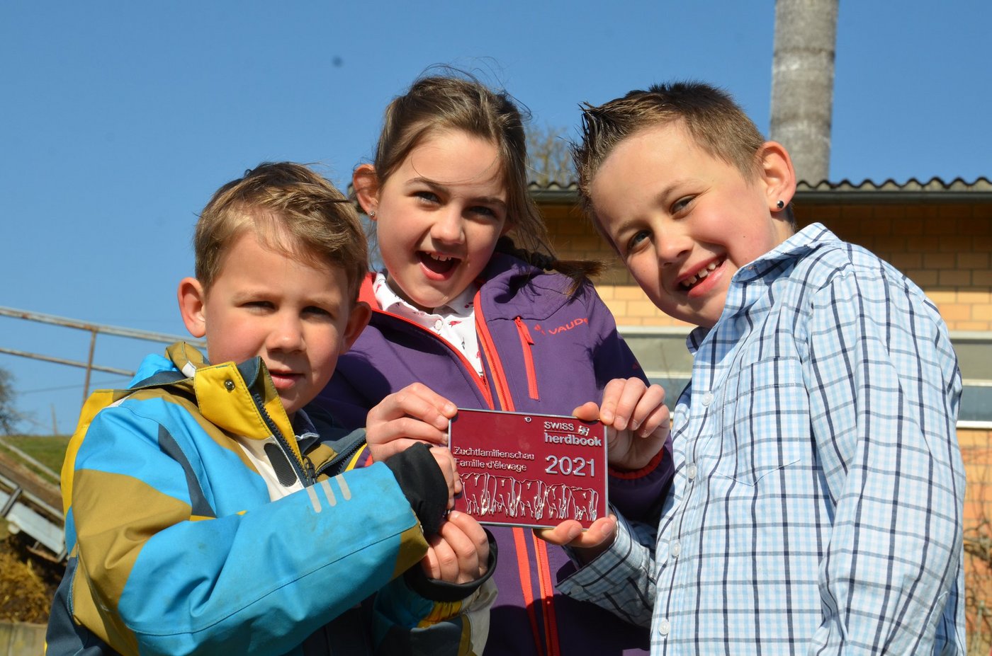 Stolz präsentiere die Gasser-Kinder die Plakette zur Zuchtfamilienschau.e