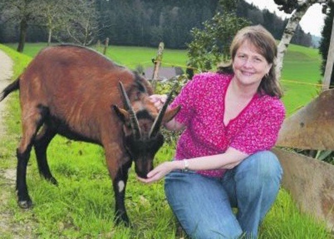 Marianne Scheidegger-Roth ist gern fröhlich. Beim Einfangen der Ziege fürs Foto wurde viel gelacht.  (Bild Renate Bigler-Nägeli)