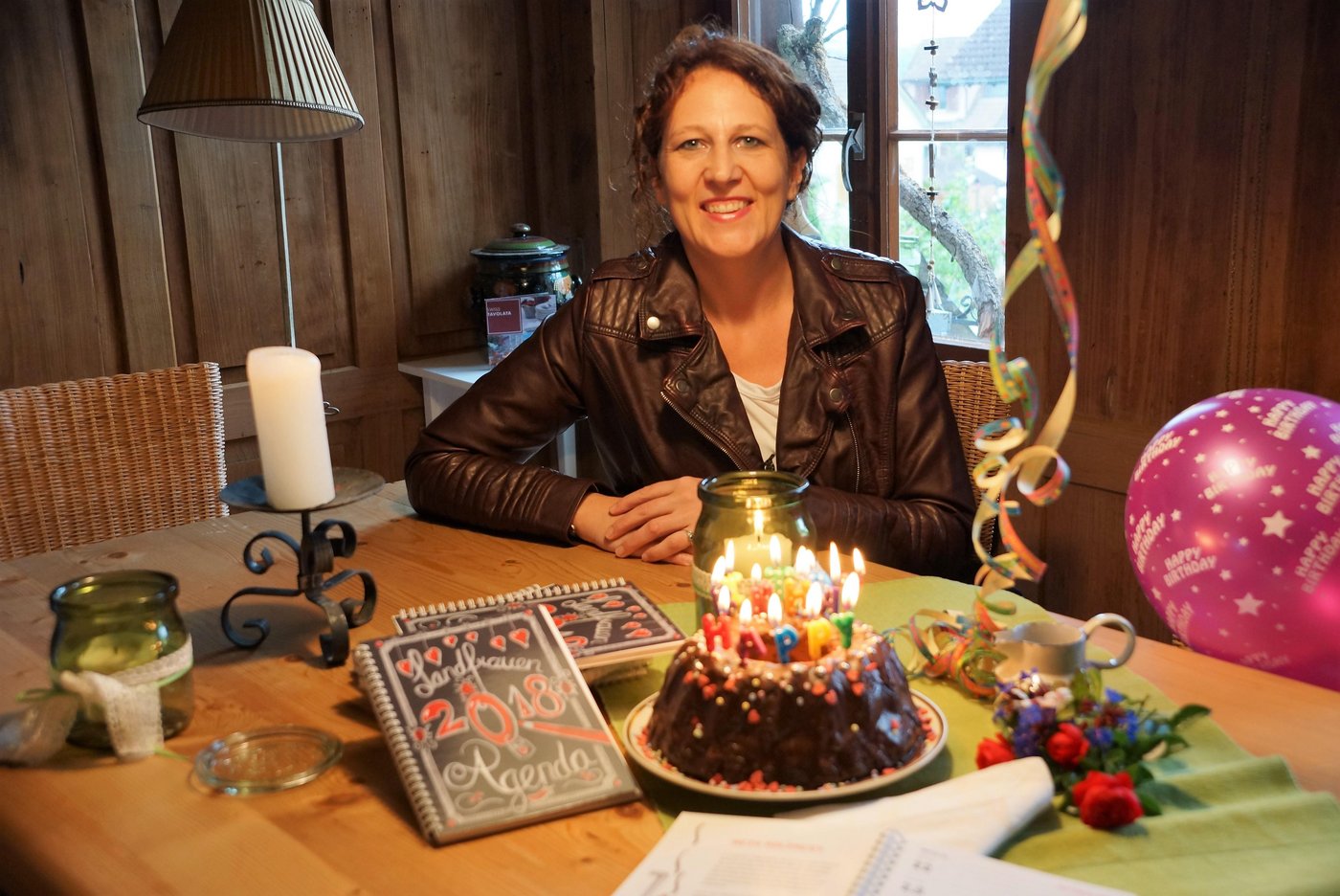 Lotti Baumann, Präsidentin der Aargauer Landfrauen, feiert den zehnten Geburtstag der Landfrauen-Agenda. (Bild Ruth Aerni)
