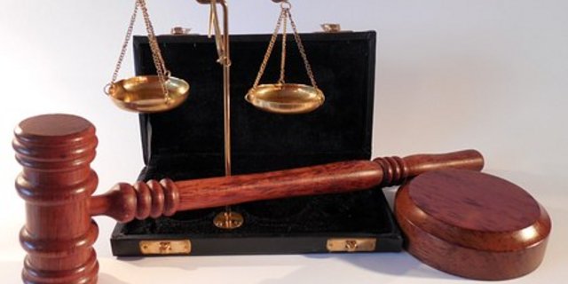Der angeklagte Käser wirft vor Gericht alle Vorwürfe zurück. (Symbolbild Shutterstock)
