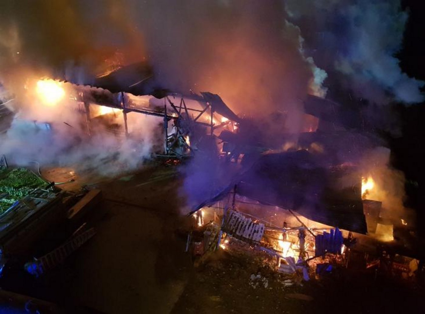 Dieses Ökonomiegebäude wurde ein Raub der Flammen. Dabei mussten über 30 Rinder ihr Leben lassen. (Bild Feuerwehr Schopfen)